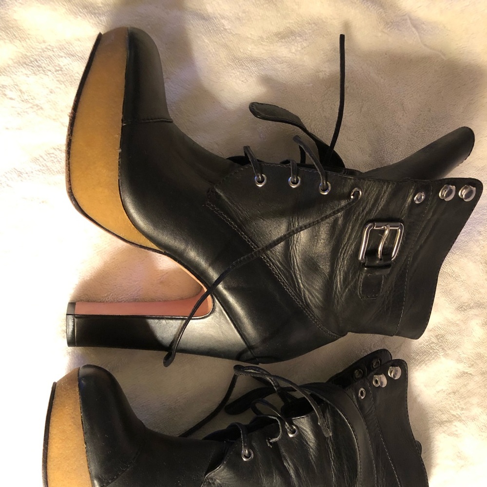 Super cute ankle booties...I ♥️ these!